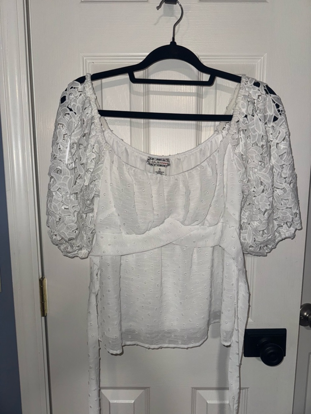 Flying Tomato White Eyelet Puff-Sleeve Peasant Top NWOT size Small